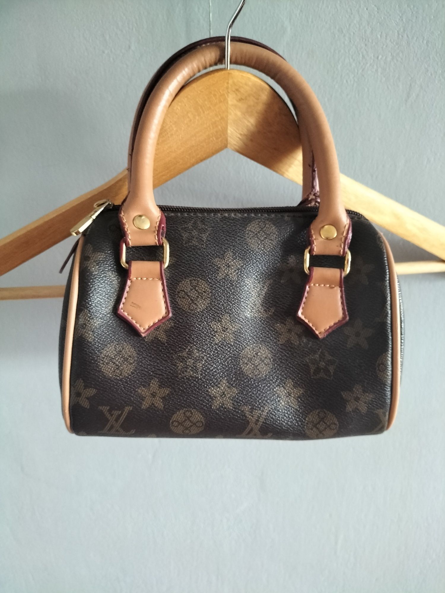 Modna torebka do ręki Louis Vuitton.