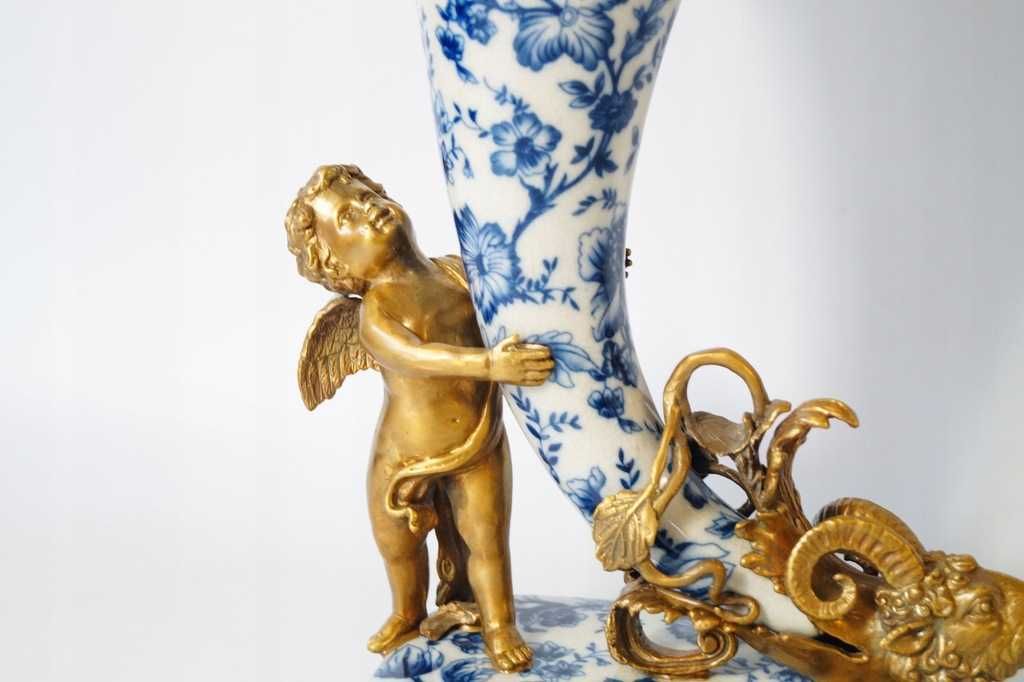 Putto i róg obfitości porcelana piękny