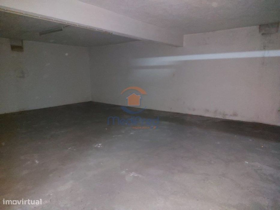 Garagem de 100m2 - Montijo