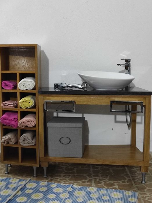 Movel de casa de banho com toalheiro e arrumação lateral