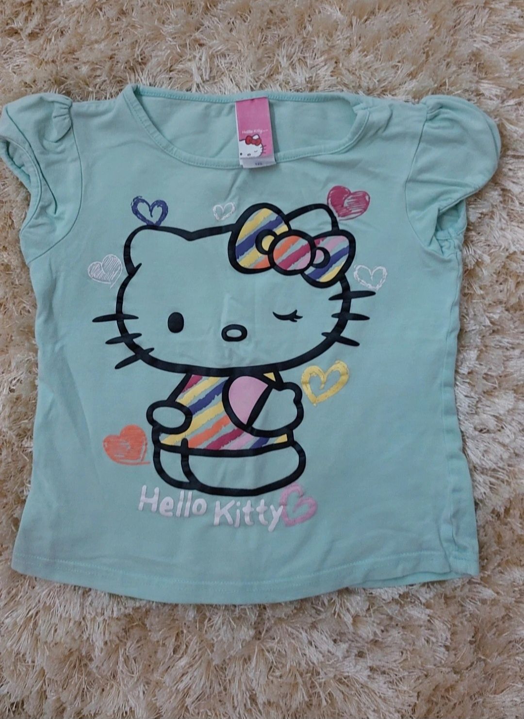 T-shirt na krótki rękaw z Hello Kitty 
Rozmiar 122.
Stan bardzo dobry