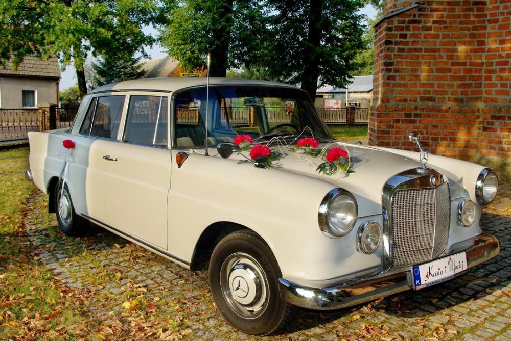 Auto do ślubu piękny Mercedes Skrzydlak klasyk zabytkowa limuzyna