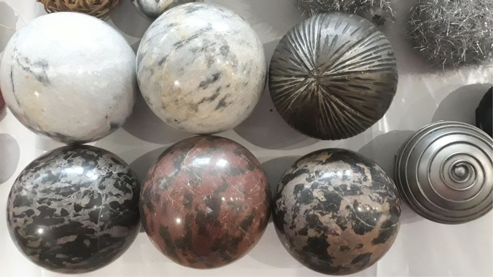 Bolas decorativas em pedra, metal e de natal etc (pinhas cera)