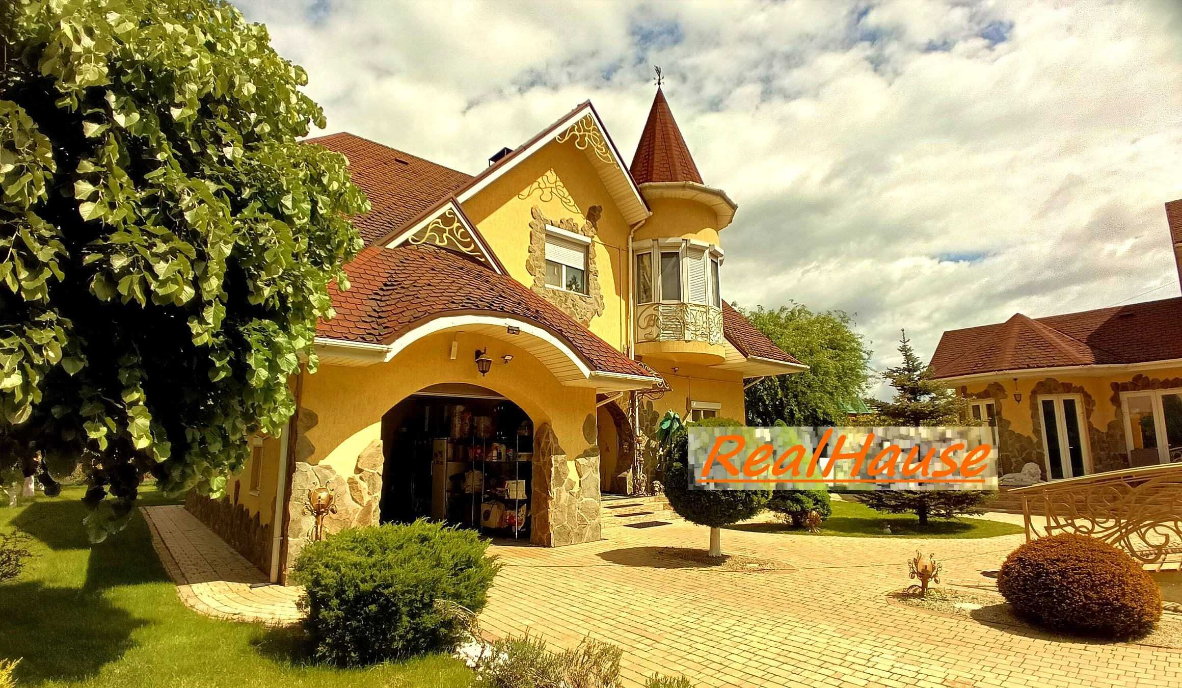 Продам будинок з критим басейном та ділянкою з лісом.Киїм 10км.