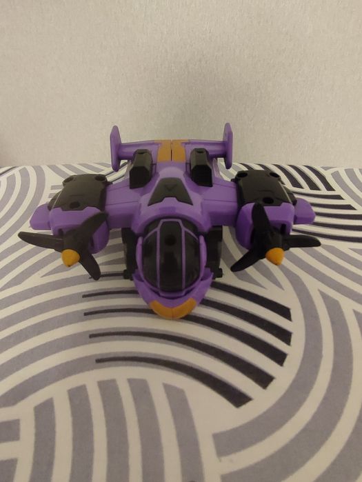 три трансформери роботи літак скрічер