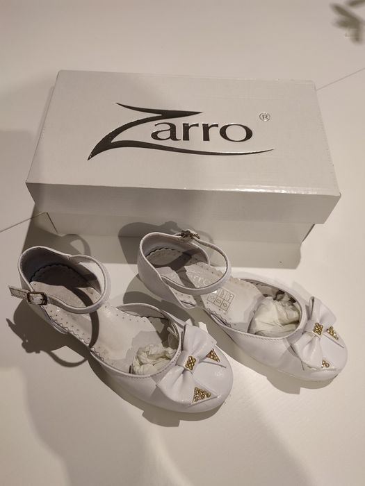 Białe buty komunijne