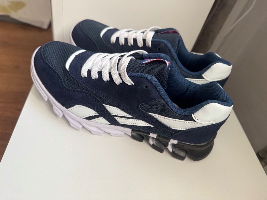 Кросівки нові спортивні й стильні