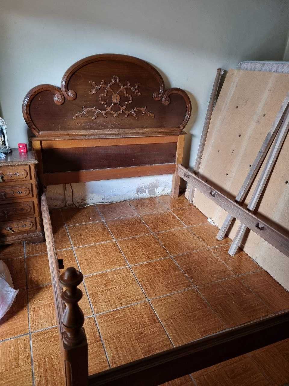 Quarto - cama casal colchão mesas cabeceira armário cómoda espelho