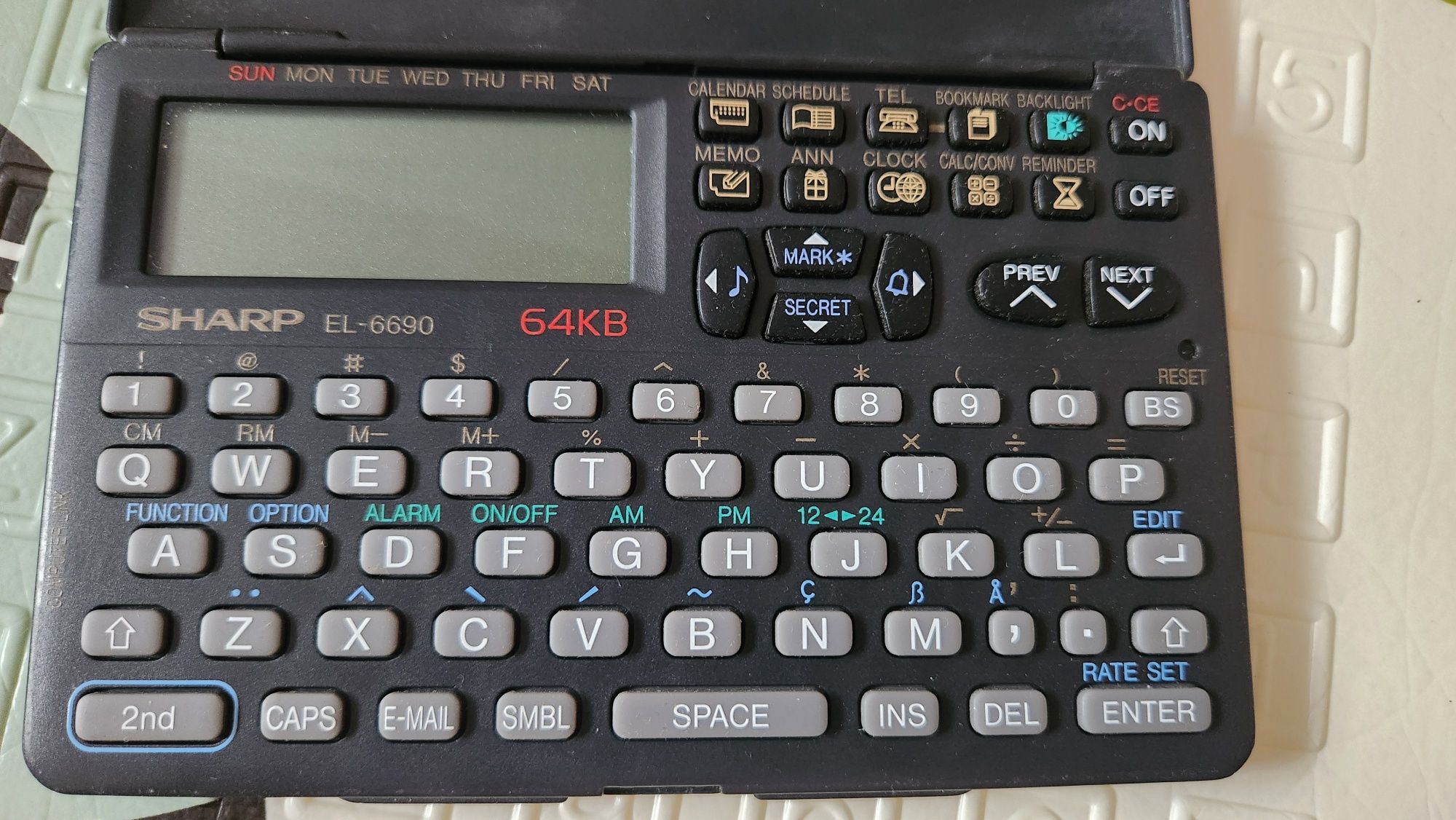 Раритетний органайзер 1980х років Sharp EL-6690