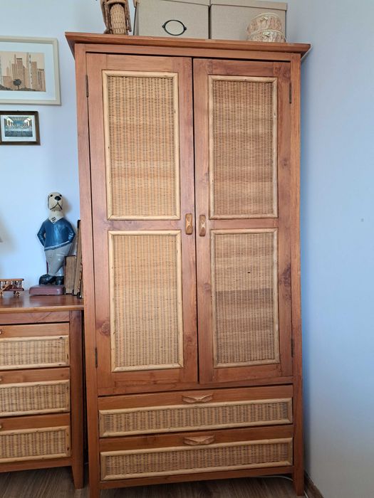 Meble z Indonezji. Szafa drewniano-rattanowa z drążkiem i 2 szufladami