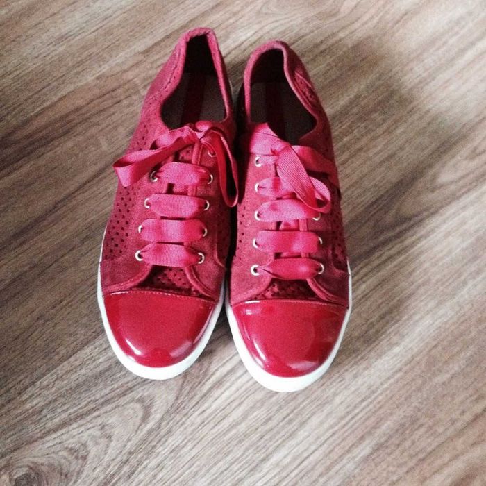 STRADIVARIUS Czerwone skórzane trampki z dziurkowaniem