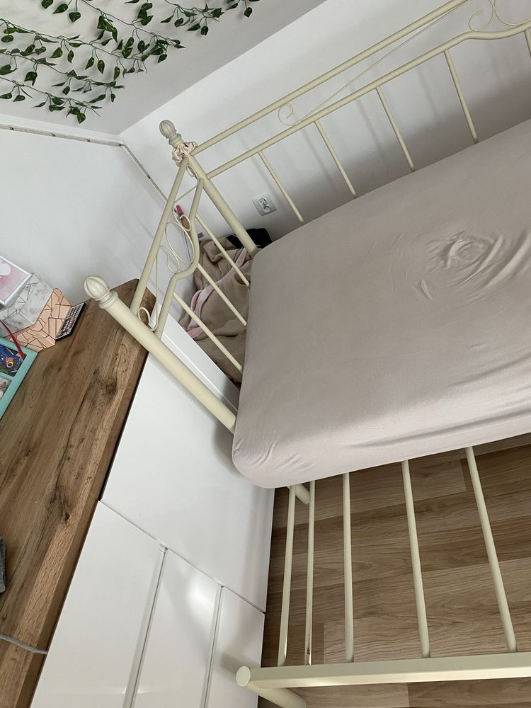Łóżko metaliwe z matrracem jedno lub dwu osobowe.