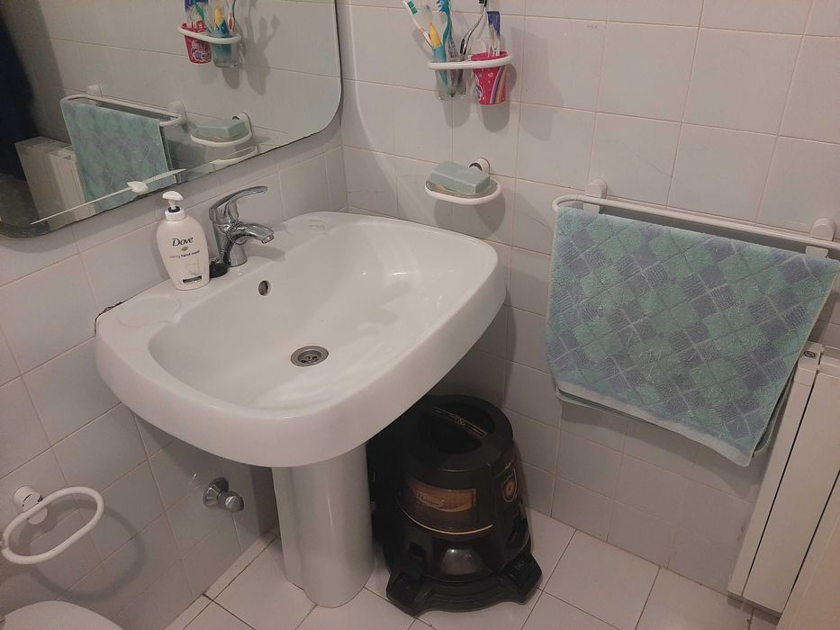 Louça de casa de banho e espelhos usados