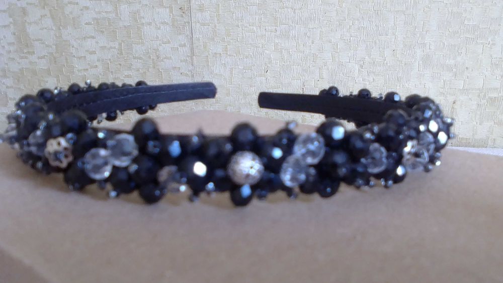 Черный обруч для волос с хрустальными бусинами hand made.