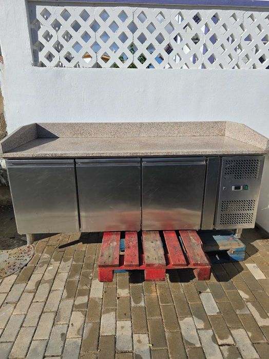 Balcão Refrigerado em Inox com Tampo de Granito – 3 portas