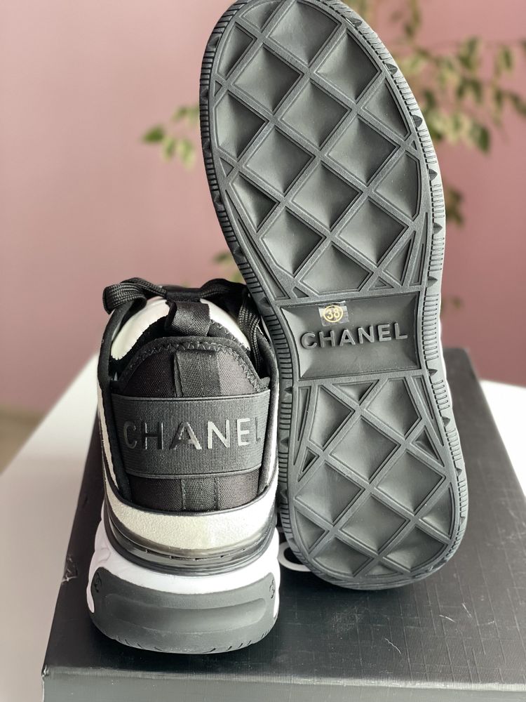 Кросівки Chanel в наявності