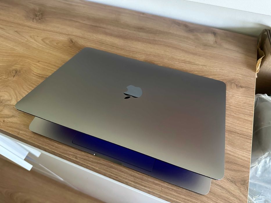 Apple MacBook Pro 13 512GB SSD i5 TouchBar 4x Thunderbolt