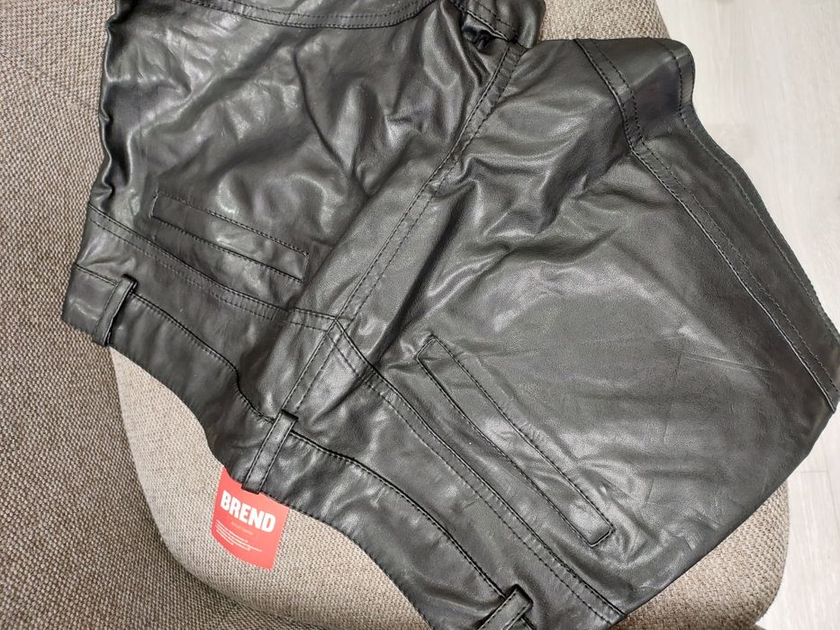 Шорти шкіра чорні на молніїї розмір M 29-30