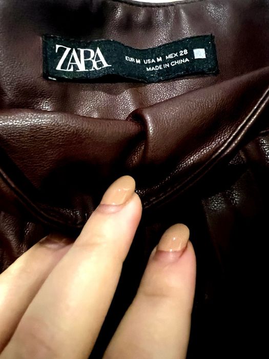 Saia plissada Mi-di/Joelhos de camurça castanha chocolate Zara