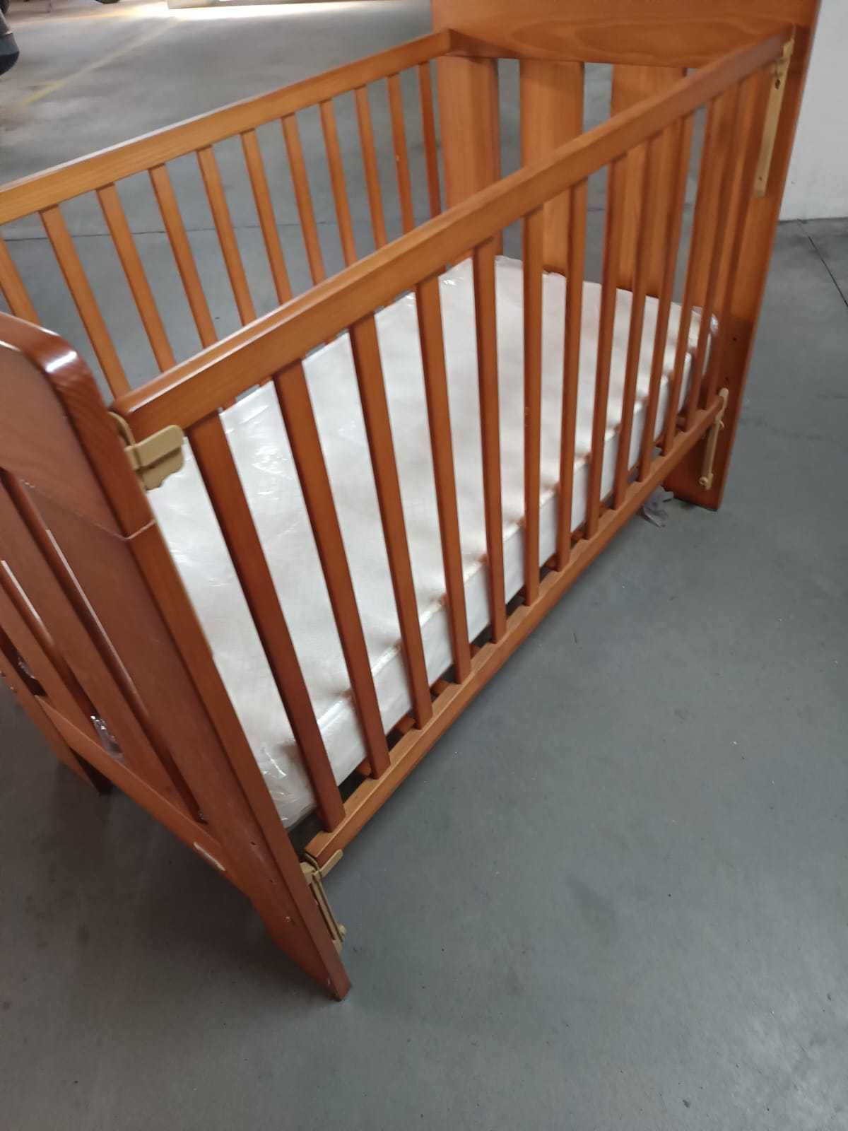 Cama + Muda fraldas + 2 colchões
