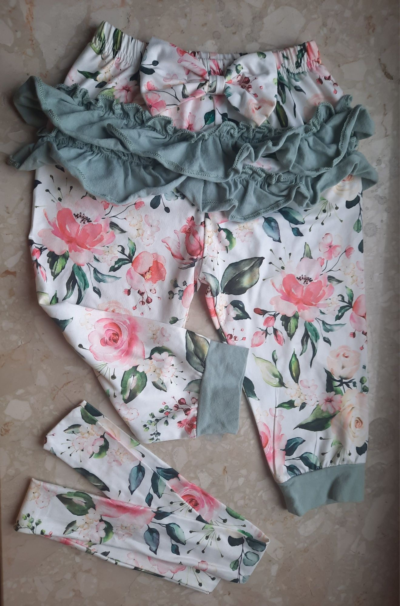 Spodnie z falbankami w kwiaty dla dziewczynki ze wstążką opaską 6 mcy