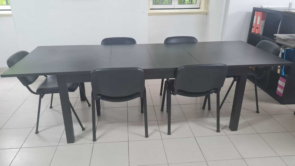 Mesa de madeira preta