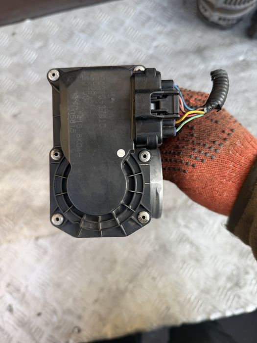 Дросельна заслінка TOYOTA AURIS 1.6 16V 22030-37010