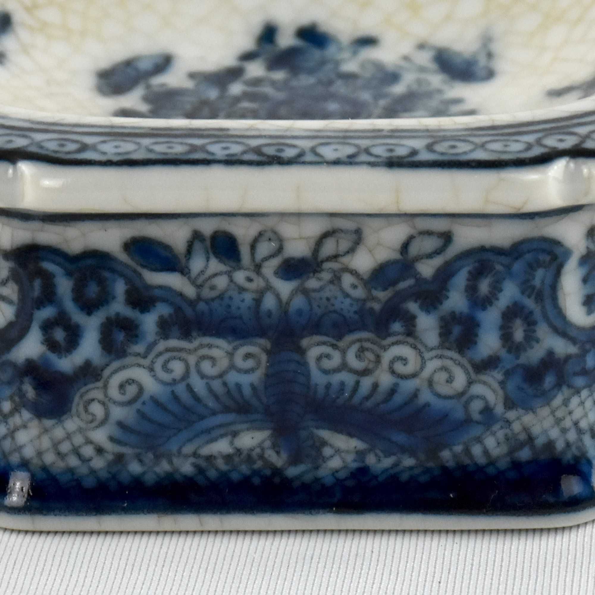 Saleiro porcelana da China, com flores azul e branco com craquelê