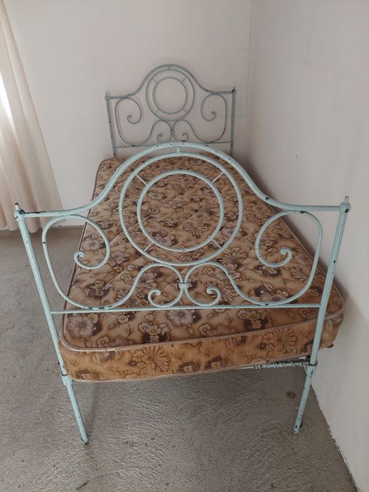 Cama antiga em ferro