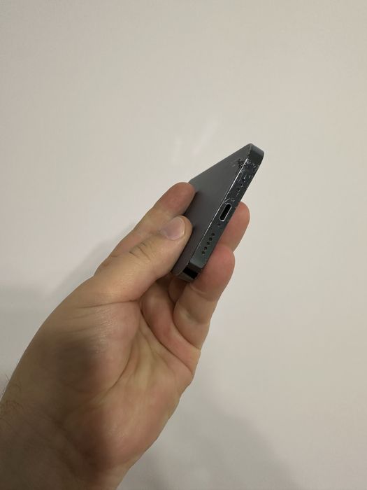 iPhone 12 Pro не вмикається