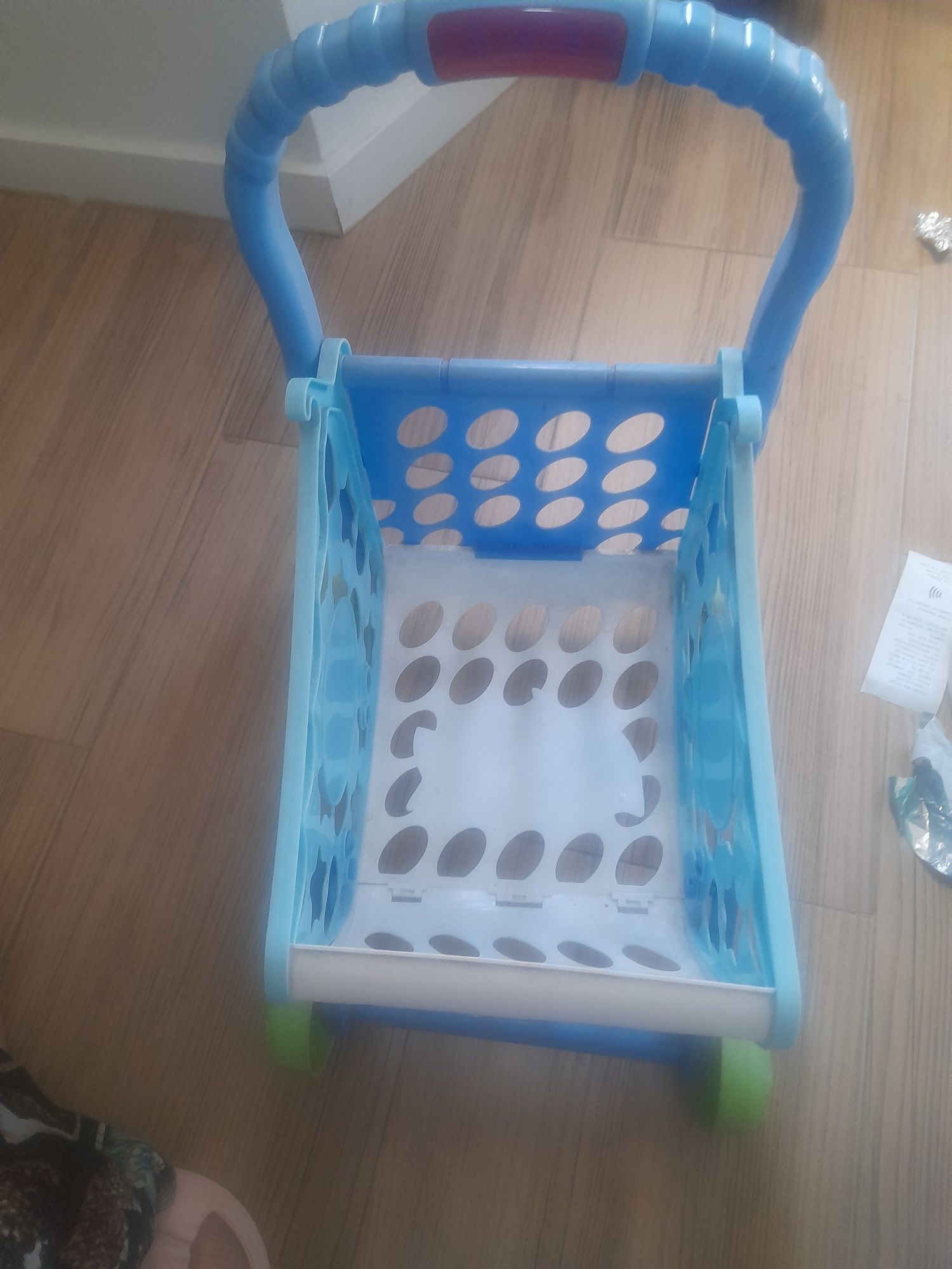 Carrinho de compras azul para crianças.