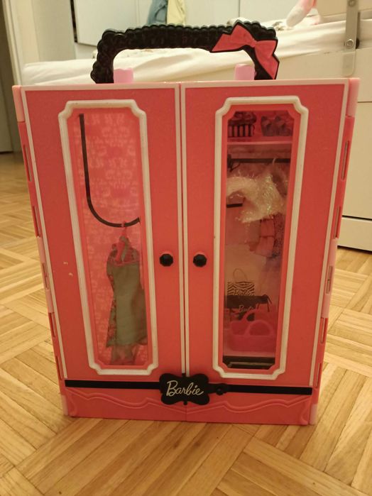 Szafa na ubrania dla lalek barbie
