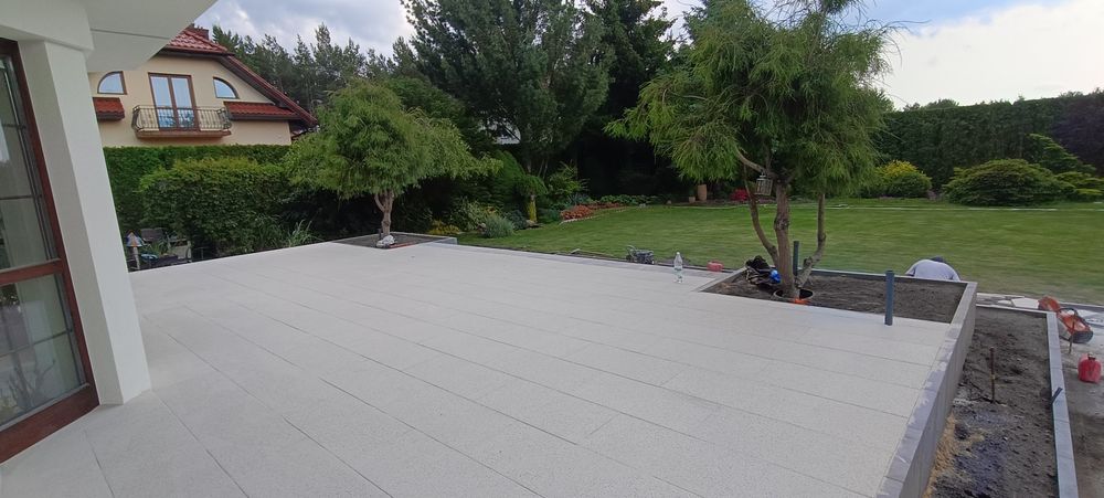 Układanie kostki brukowej brukarstwo odwodnienia równanie terenu