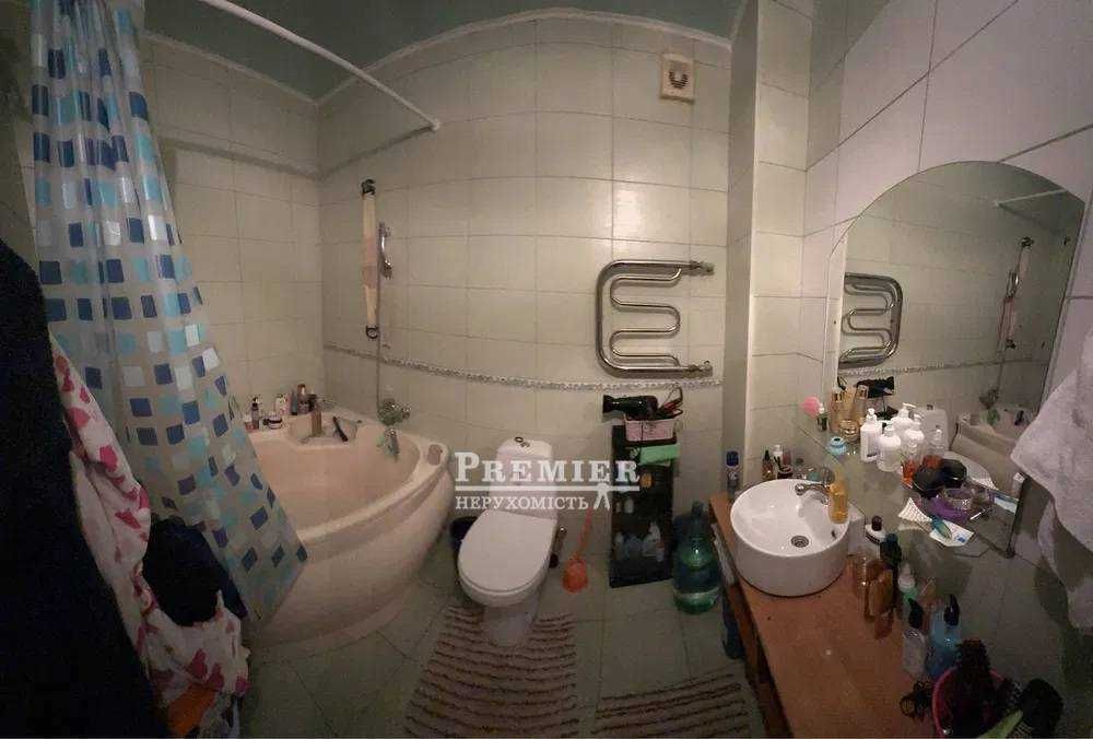 У продажу простора 4-кімнатна квартира на вулиці Заболотного