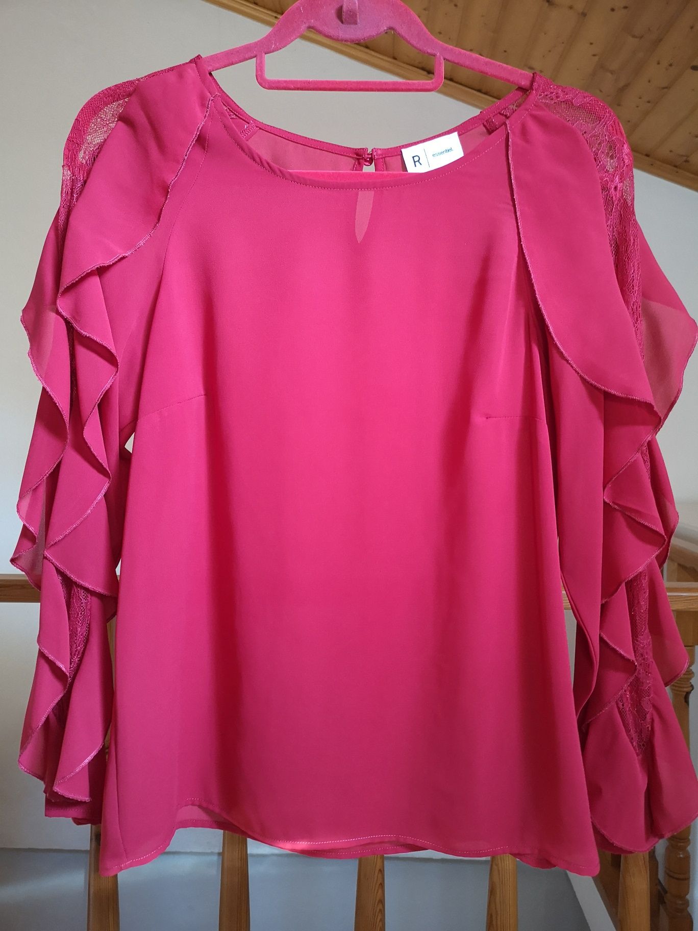 Blusa vermelha com folhos e renda