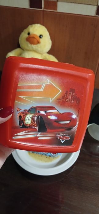 Посуд для малюків та іграшка