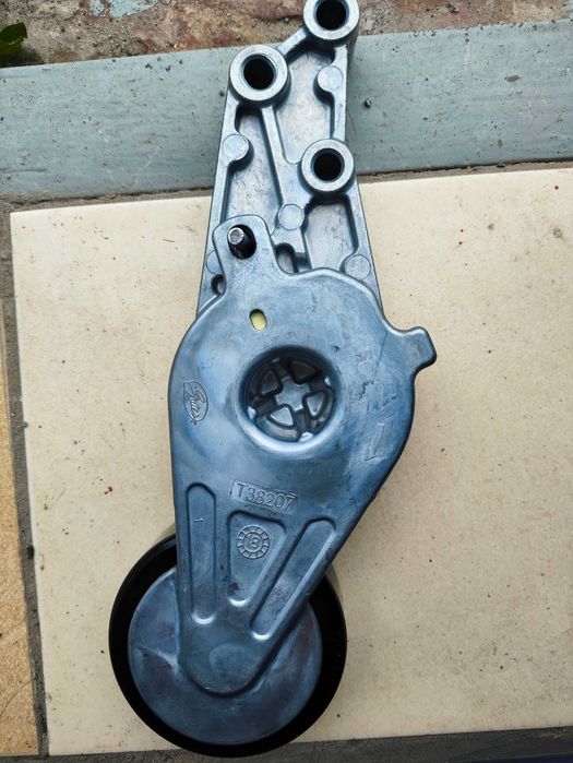 Натяжитель поликлинового ремня на Ауди,800 грн