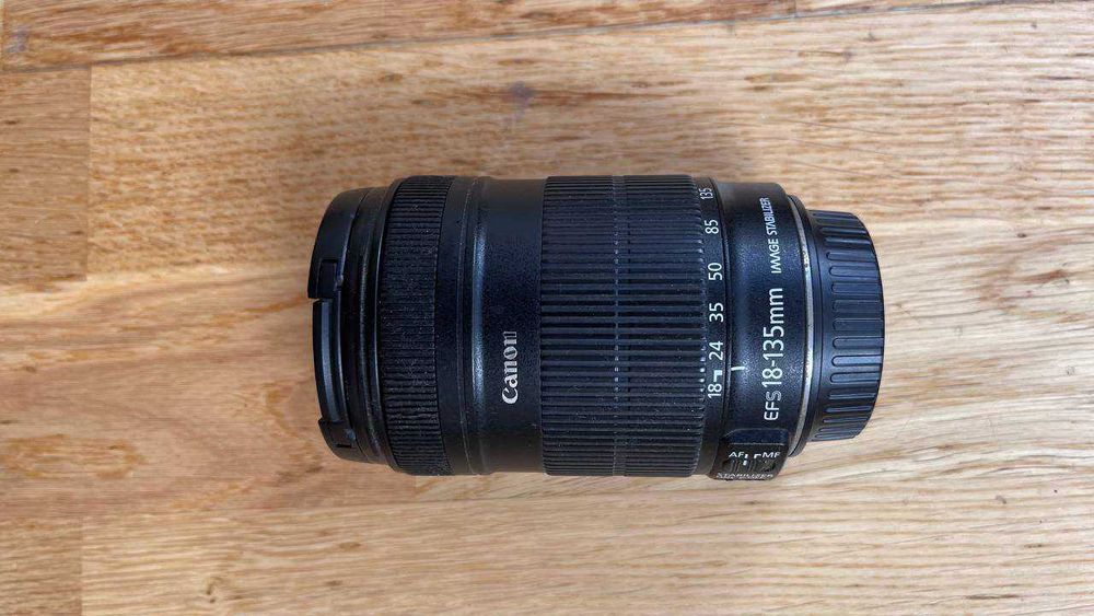 Універсальний об'єктив Canon EF-S 18-135 mm f/3.5-5.6 IS