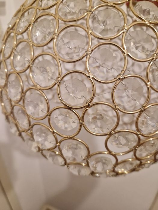 Abajour dourado com cristais decorativos