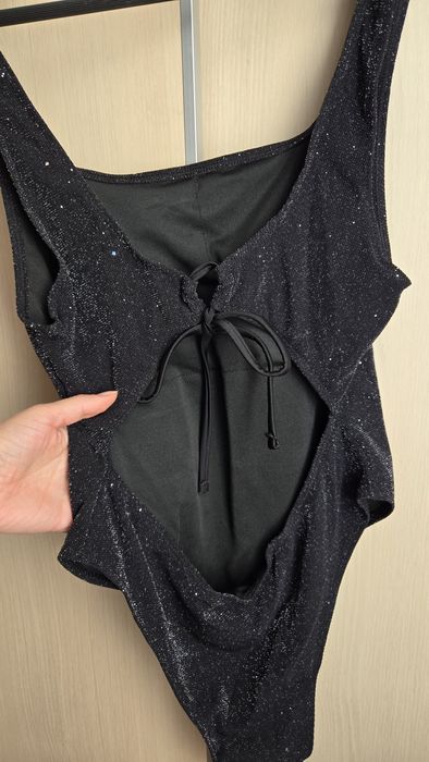 Чорний суцільний купальник