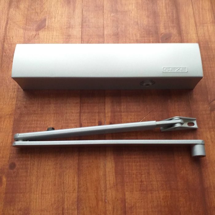 Samozamykacz  GEZE TS4000 z ramieniem - kolor szary