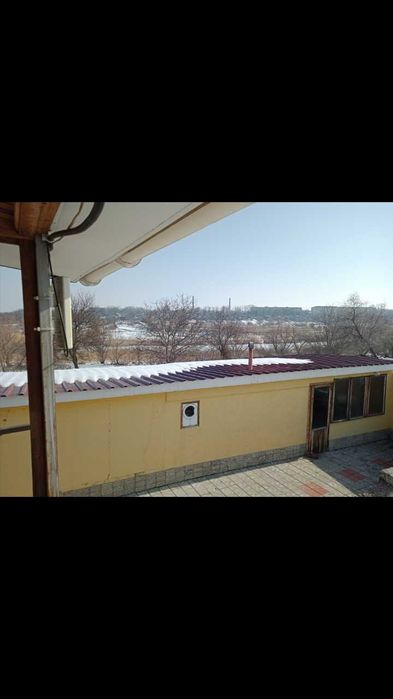 Двоповерховий будинок в с. Кінецьпіль.