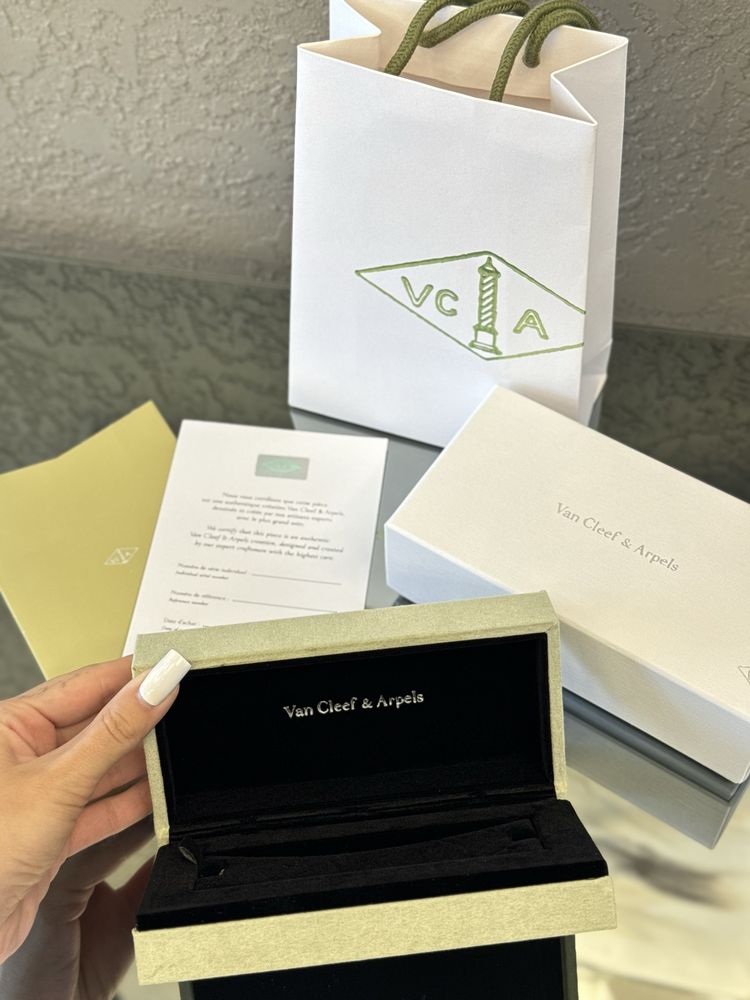 Пакування для брастелу Van Cleef & Arpels/ коробка Van Cleef & Arpels