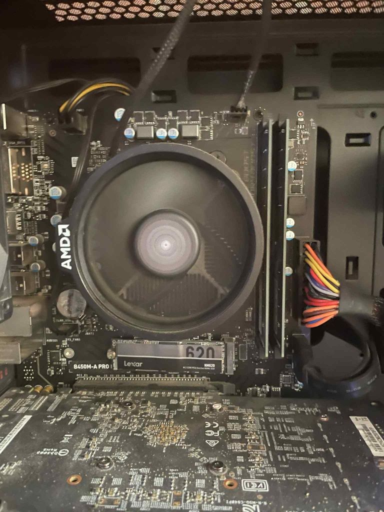 Komputer stacjonarny Ryzen z monitorem.