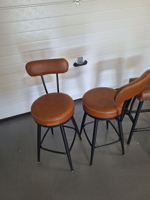 Krzesla Hokery barowe 2 zwykle i 2 obrotowe