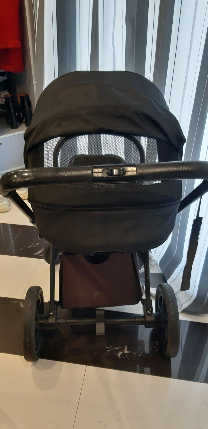 Прогулочная коляска фирмa ,,cybex platinum,,.Цвет черный.