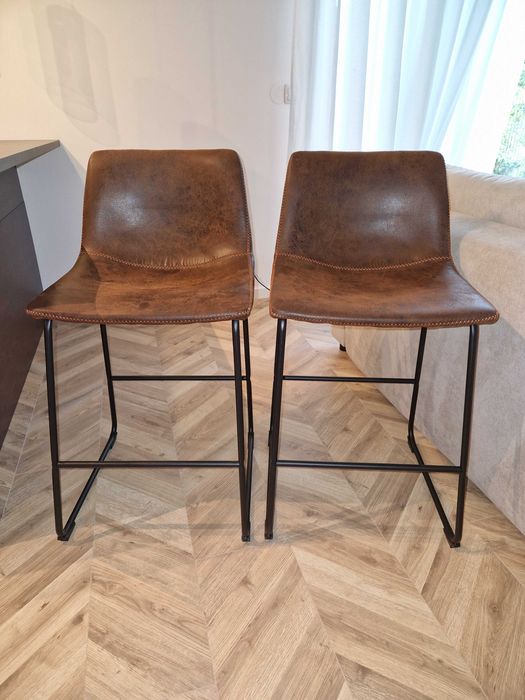 Dwa hokery / krzesła barowe z oparciem w idealnym stanie