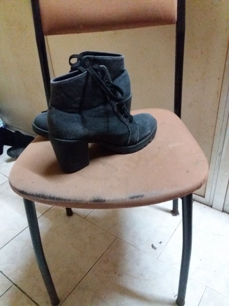 Vendo 2 pares de botas 1 par de sapatos como novos