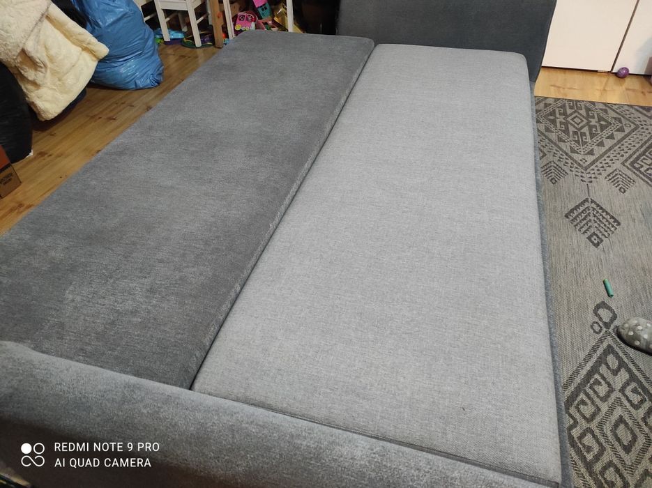 Szara kanapa z funkcją spania i pojemnikiem na pościel plus poduchy