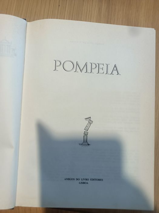 Vendo livro sobre Pompeia